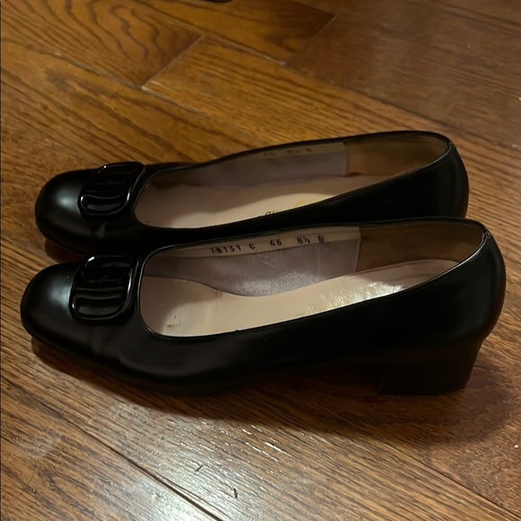 Salvatore Ferragamo Black Leather heels with Bow Detail - Picture 2 of 6